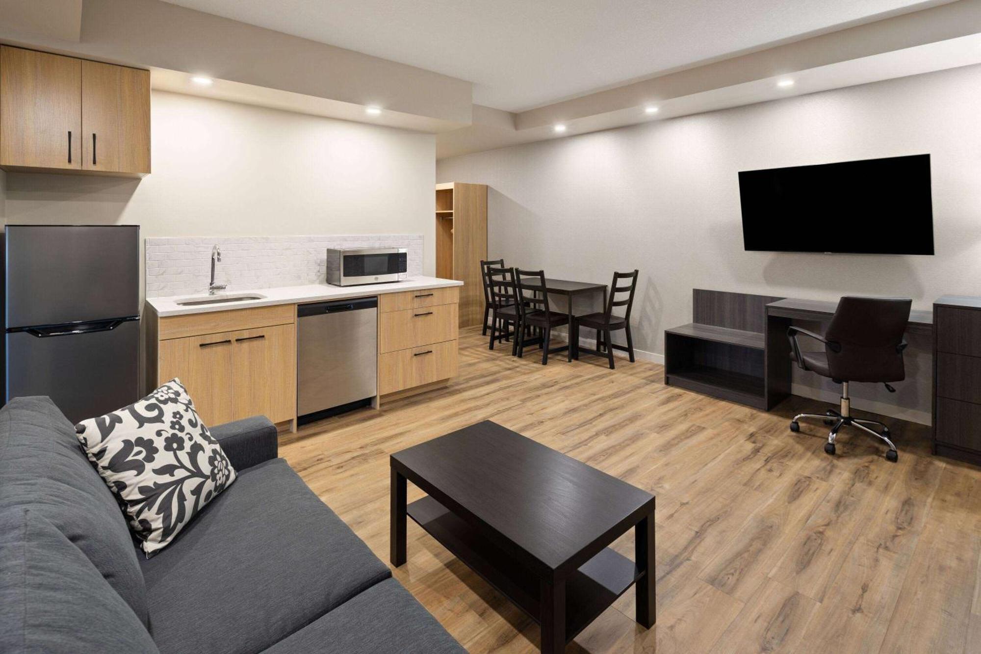 Baymont By Wyndham West Hotel
